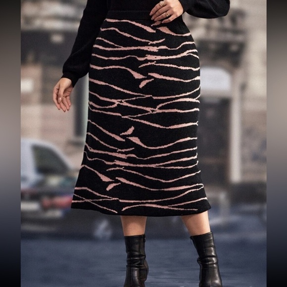 Elegant Black and Pink Patterned Skirt - Picture 3 of 4